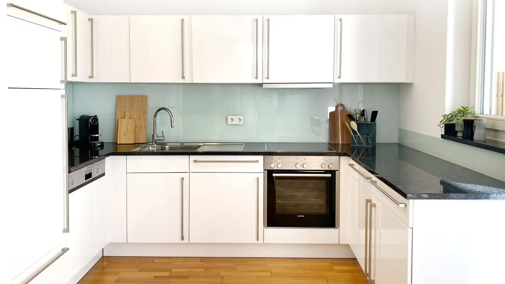 Flatista Homes - Nymphenburg Suites München 0*,  Tyskland